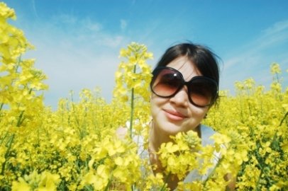 GIRL IN NATURE with big sunglasses