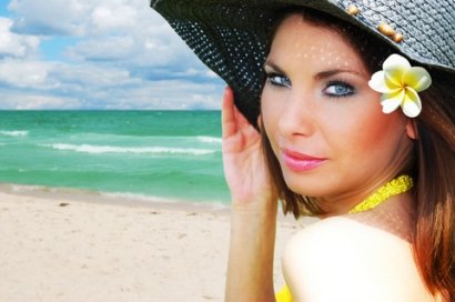 BEAUTIFUL WOMAN ON THE BEACH  with hat